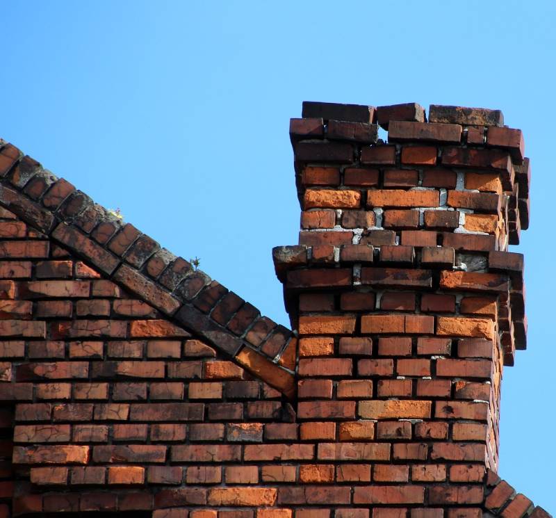 Damaged chimney on an Sunnyvale home showing cracks and missing mortar